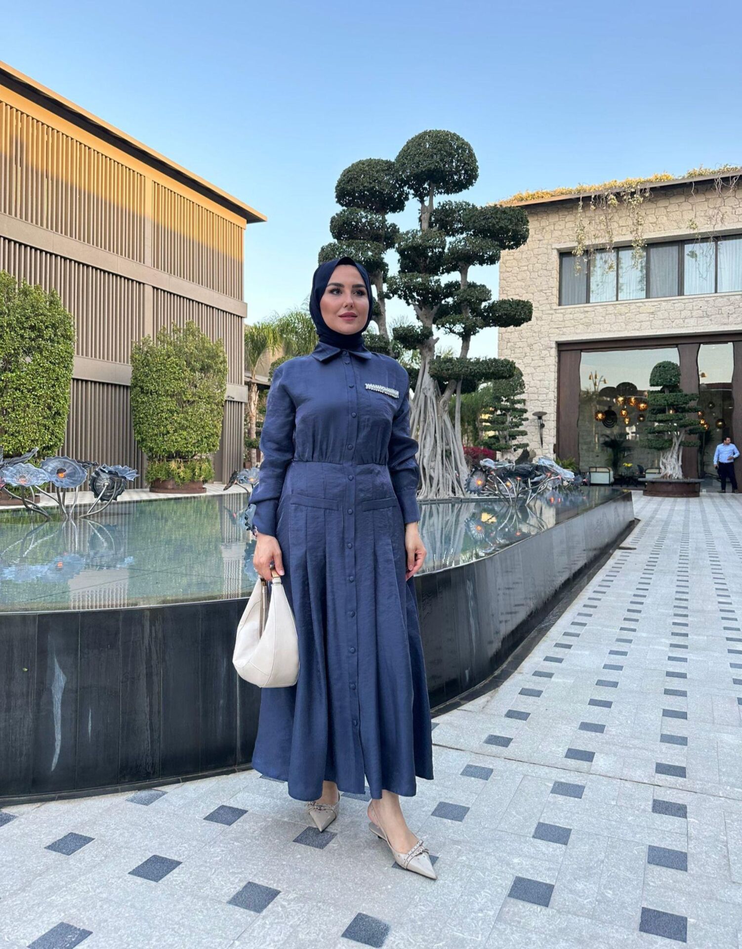 CEP DETAYI TAŞLI PİLİSELİ ELBİSE